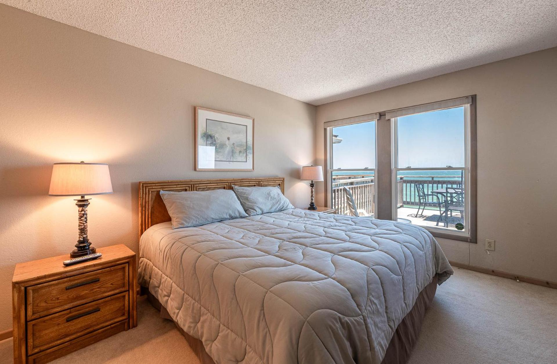 Ocean Song - 2 Bedroom Oceanfront Penthouse Condo in Kill Devil Hills, Spacious Layout