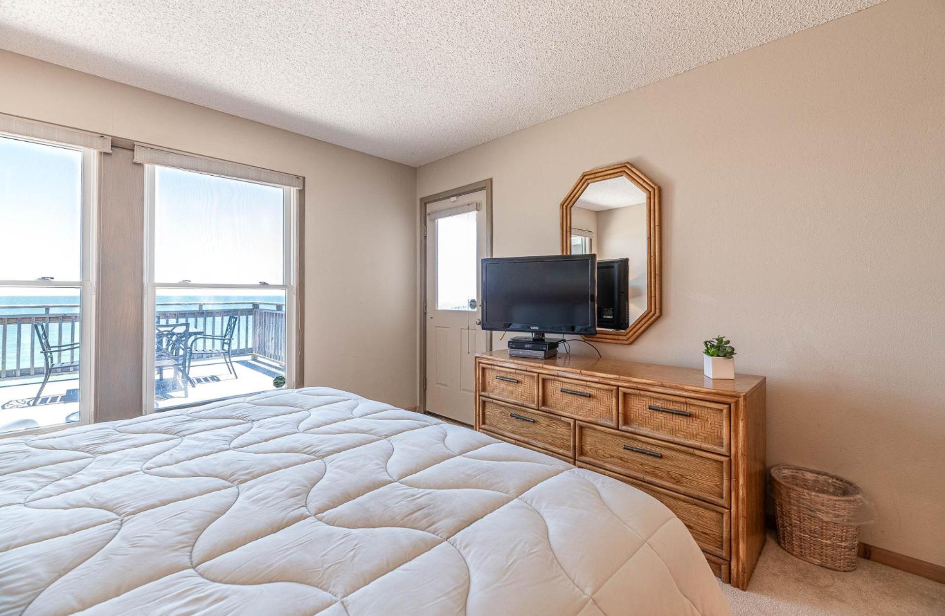 Ocean Song - 2 Bedroom Oceanfront Penthouse Condo in Kill Devil Hills, Spacious Layout
