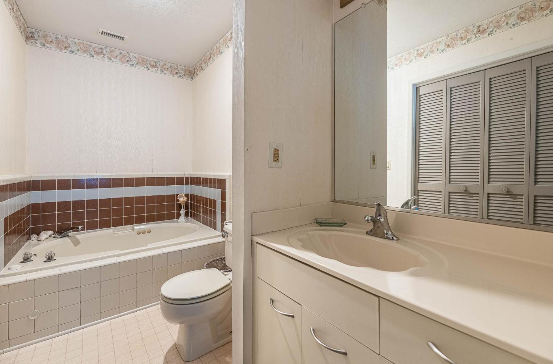 Ocean Song - 2 Bedroom Oceanfront Penthouse Condo in Kill Devil Hills, Spacious Layout