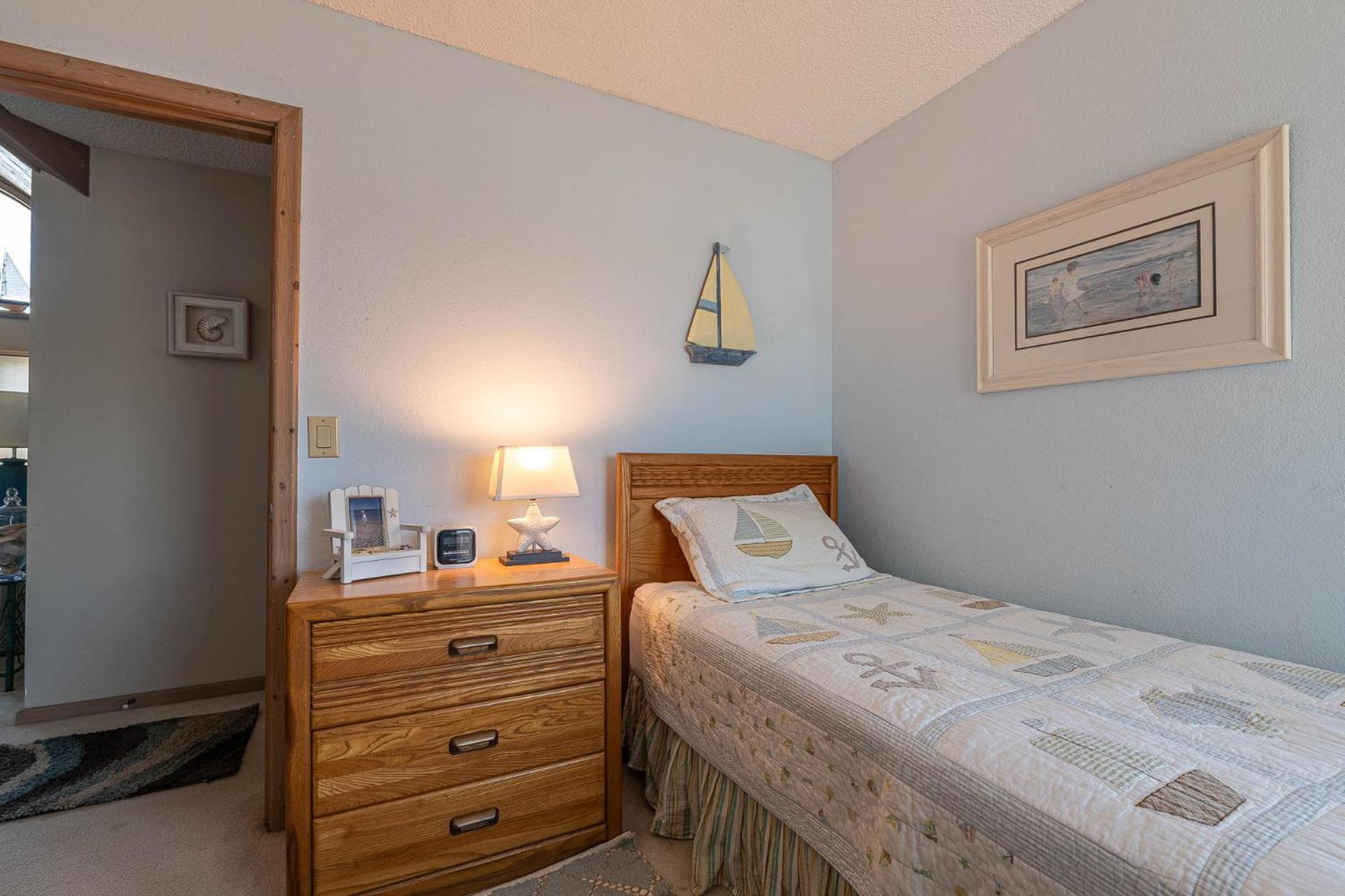 Ocean Song - 2 Bedroom Oceanfront Penthouse Condo in Kill Devil Hills, Spacious Layout