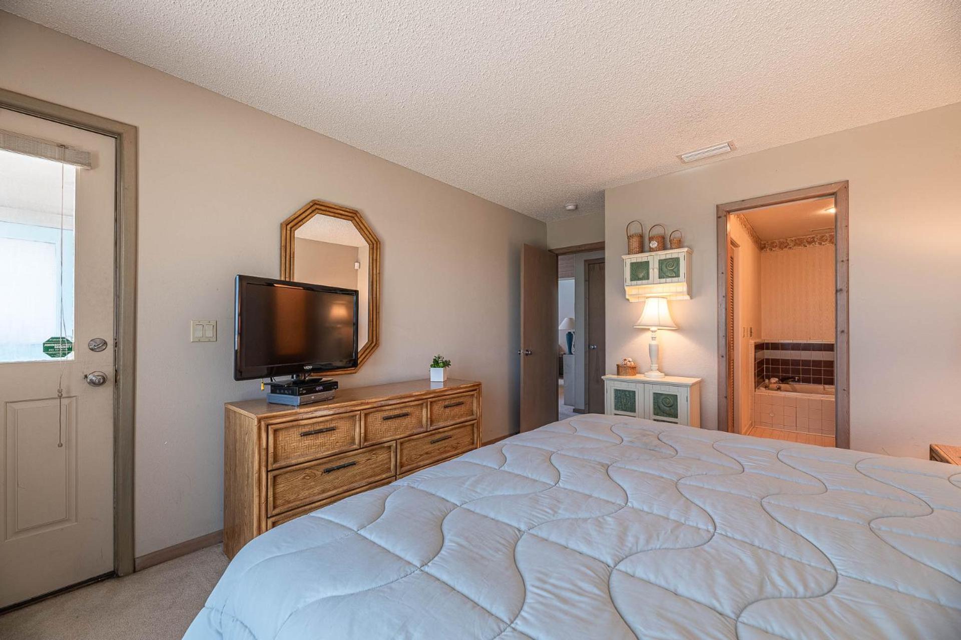 Ocean Song - 2 Bedroom Oceanfront Penthouse Condo in Kill Devil Hills, Spacious Layout