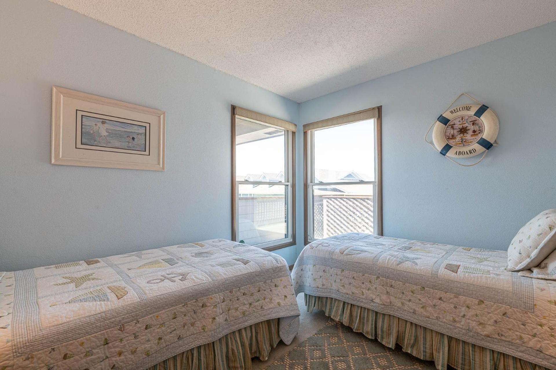 Ocean Song - 2 Bedroom Oceanfront Penthouse Condo in Kill Devil Hills, Spacious Layout