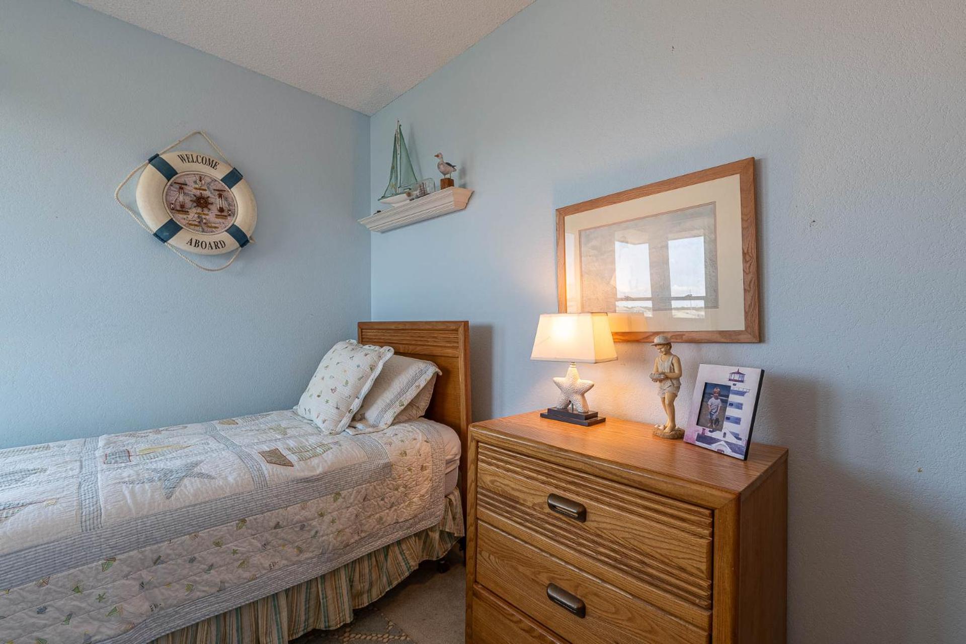 Ocean Song - 2 Bedroom Oceanfront Penthouse Condo in Kill Devil Hills, Spacious Layout