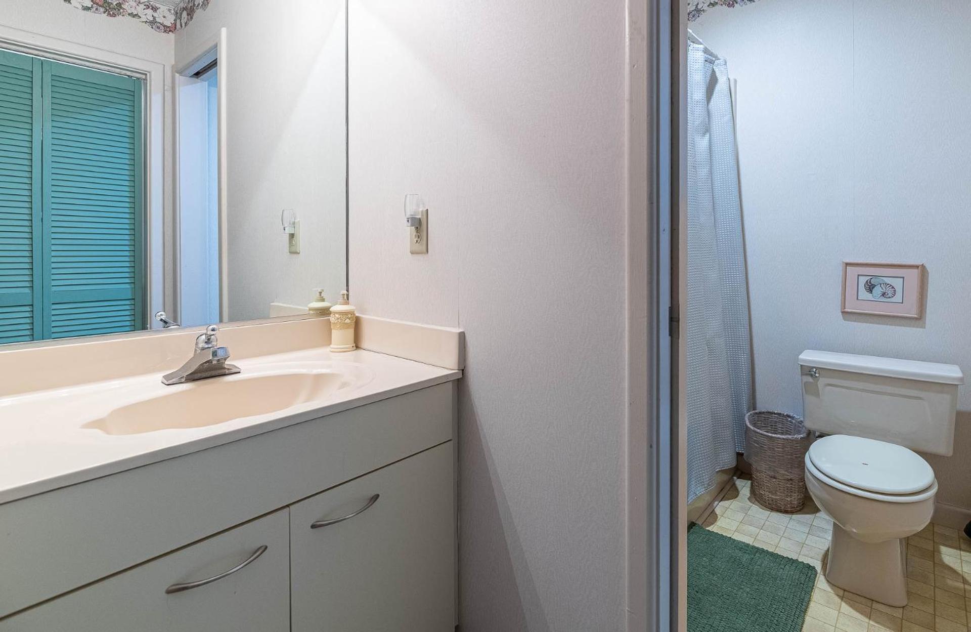 Ocean Song - 2 Bedroom Oceanfront Penthouse Condo in Kill Devil Hills, Spacious Layout