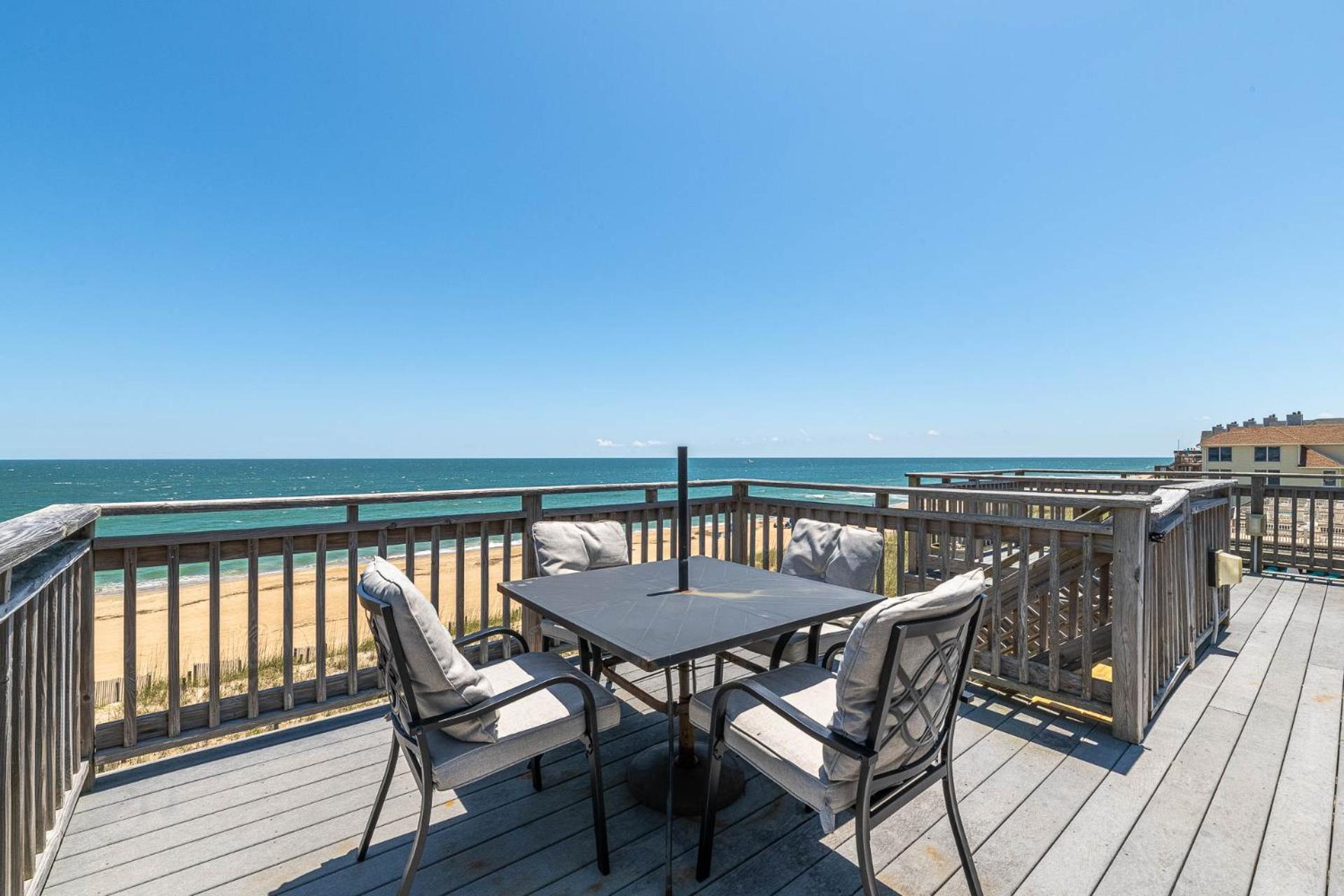 Ocean Song - 2 Bedroom Oceanfront Penthouse Condo in Kill Devil Hills, Spacious Layout