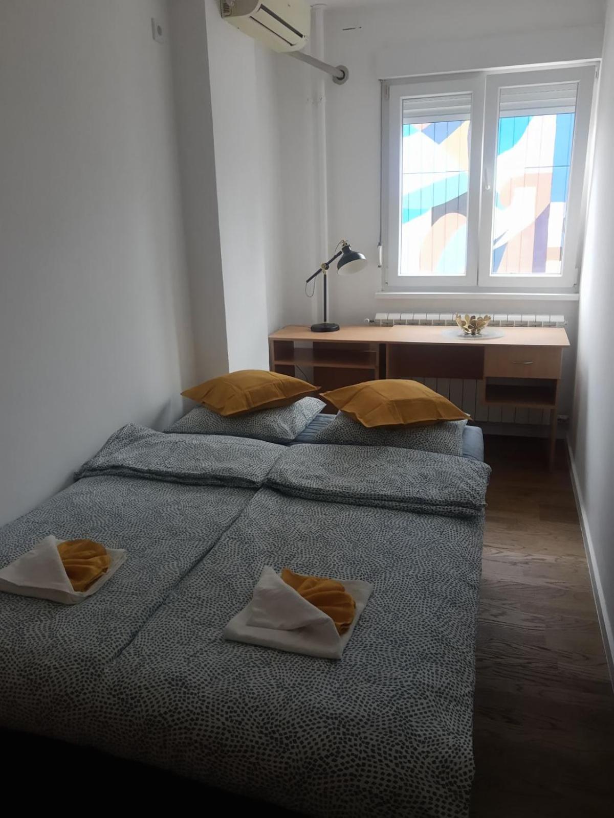Tesla Time MachiNS 2bedrooms & Living Room view 2