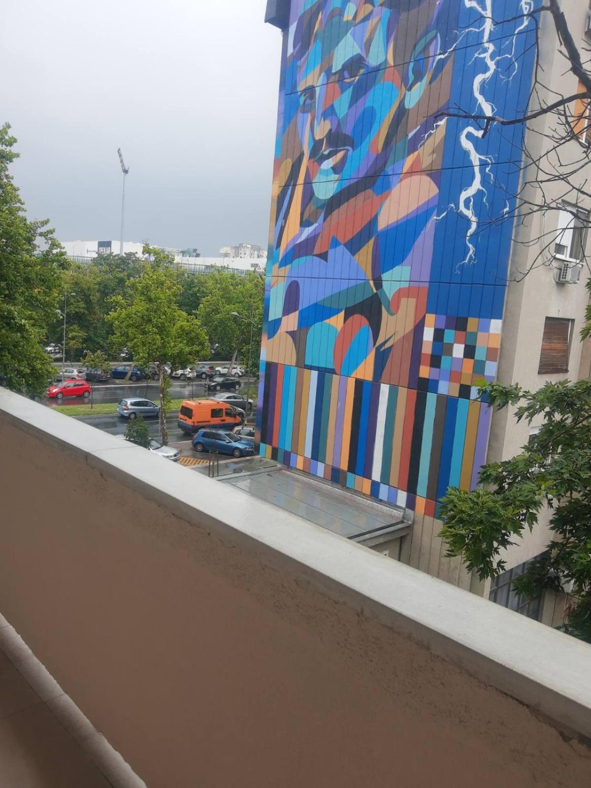 Tesla Time MachiNS 2bedrooms & Living Room view 4