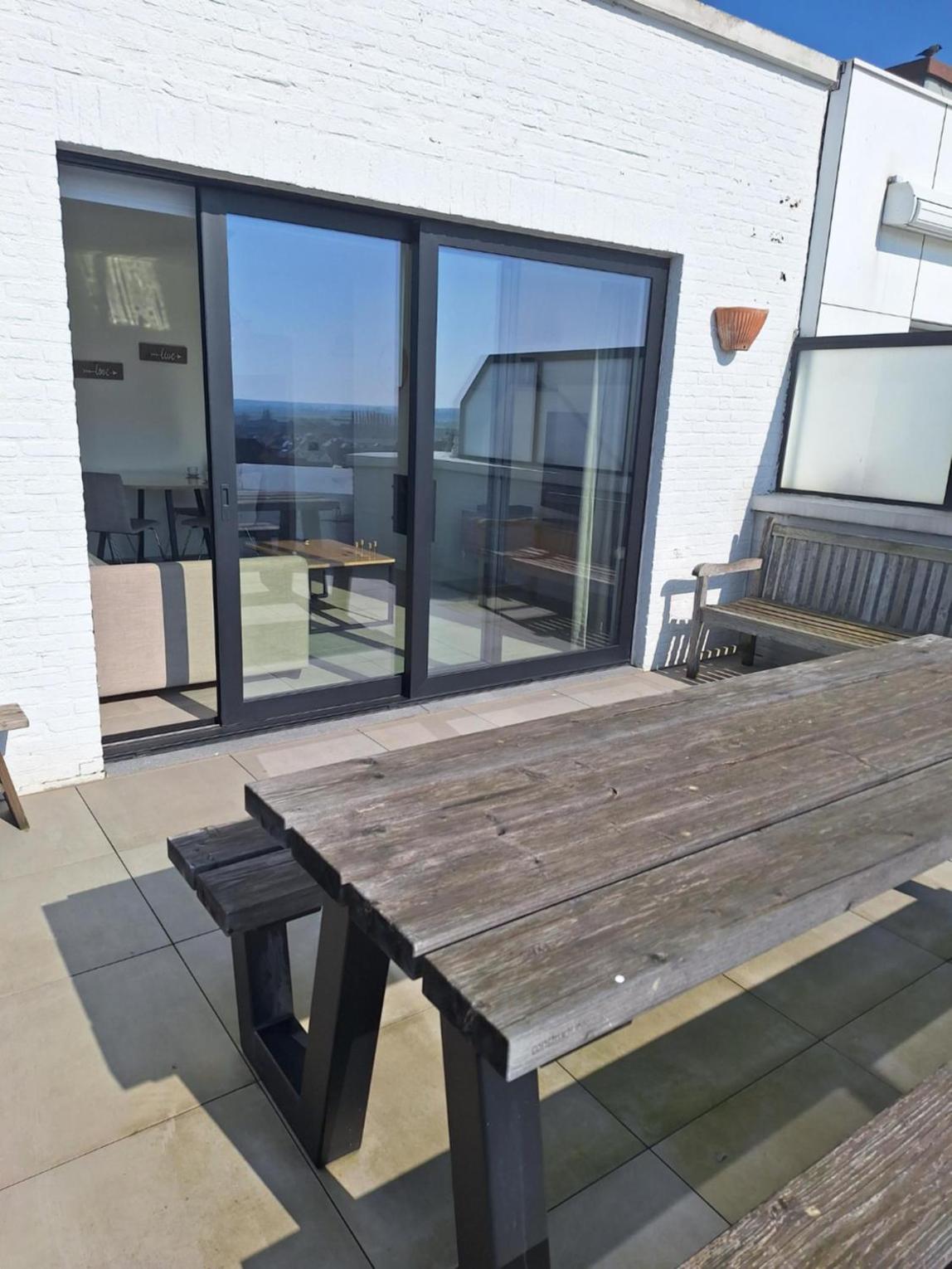 zonnig vernieuwd penthouse dicht bij het strand