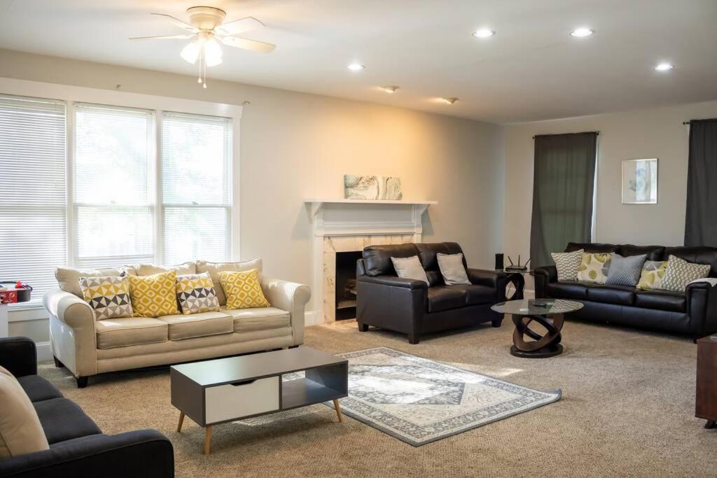 Charlotte Vacations - Spacious and Stylish house - Property Image 3