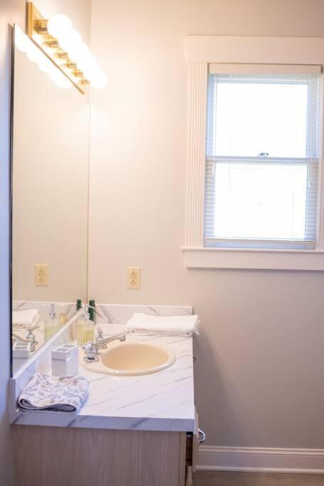 Charlotte Vacations - Spacious and Stylish house - Property Image 4