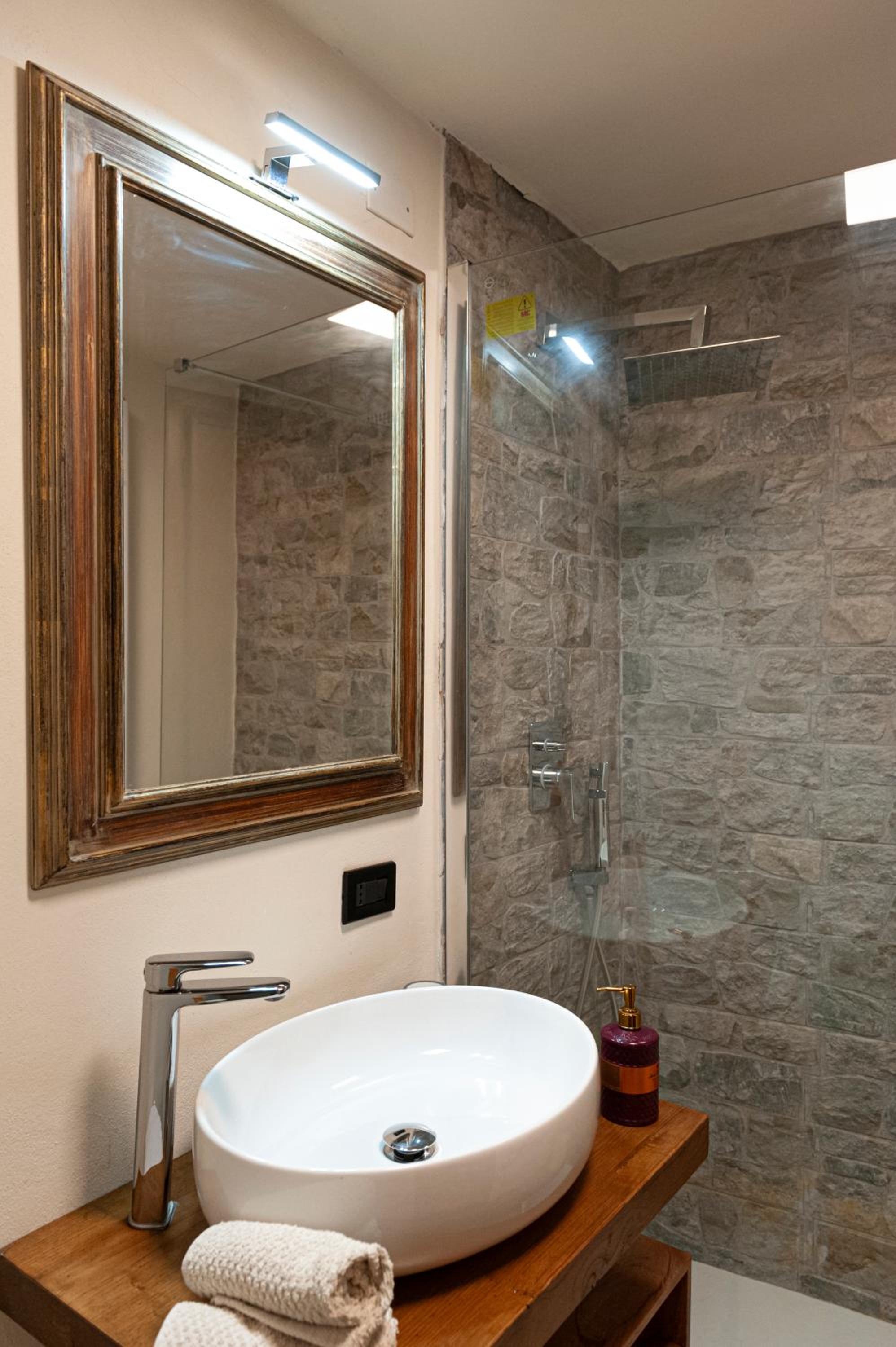 LA CASETTA en Vallo di Nera — bathroom