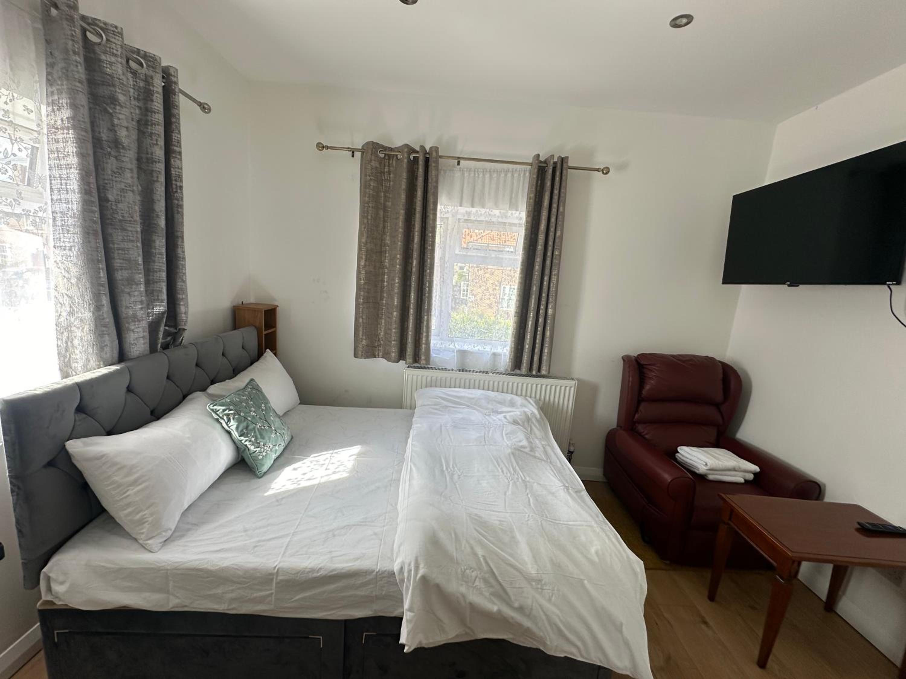 Luxury Private 2nd Studio Flat With Great Views in Keedonwood Road With Fully Own Bathroom Newly Added And Private Kitchenette view 5