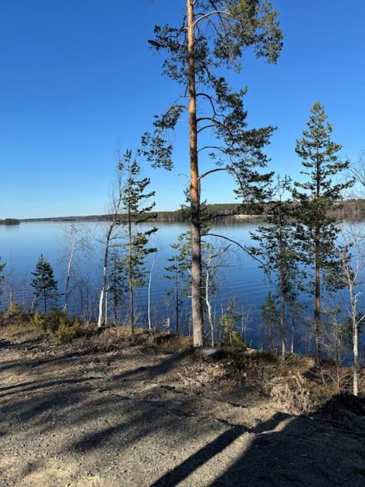 Loma-asunto järven rannalla