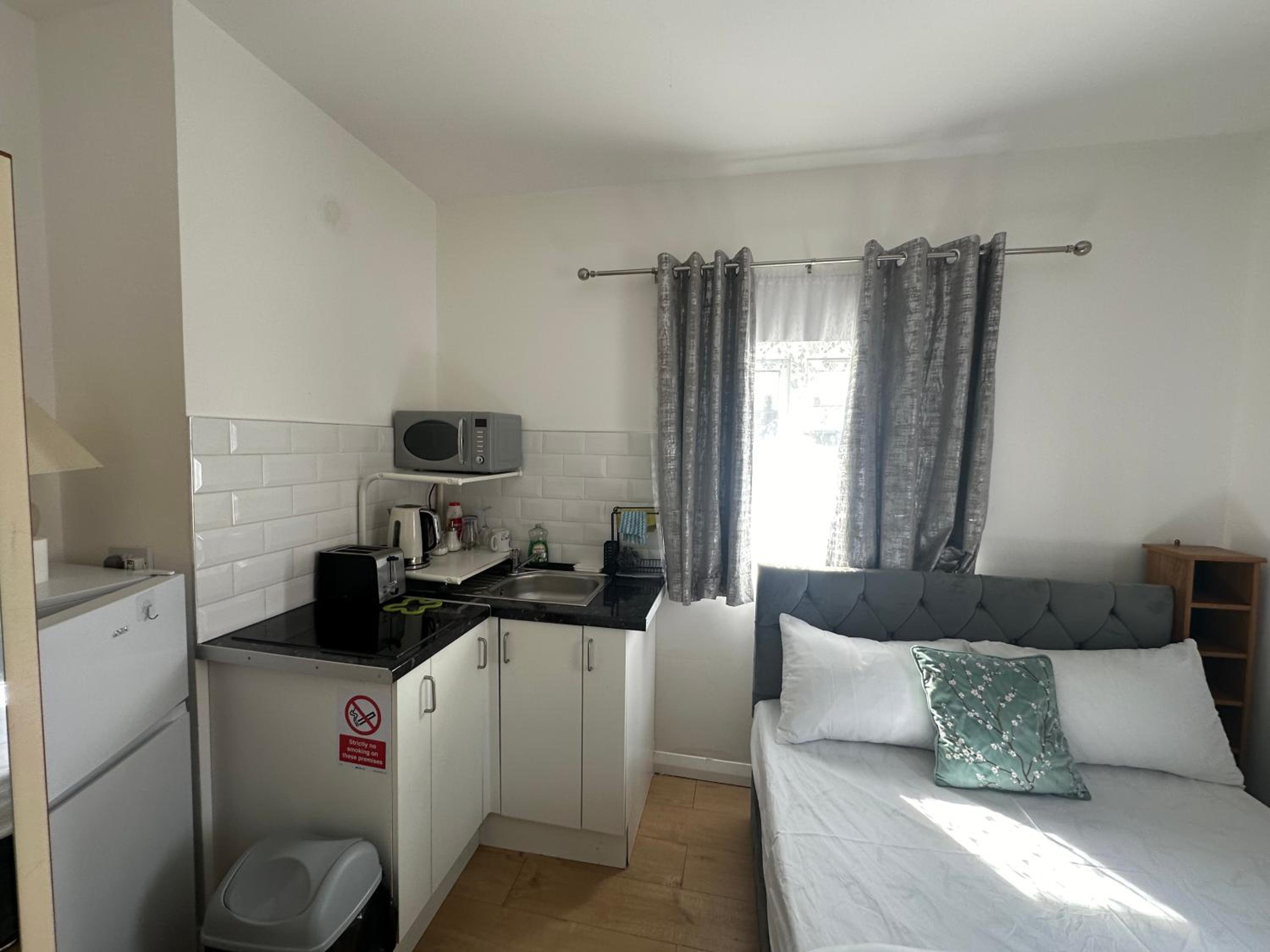 Luxury Private 2nd Studio Flat With Great Views in Keedonwood Road With Fully Own Bathroom Newly Added And Private Kitchenette view 3