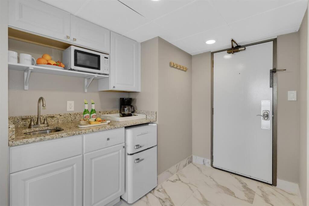 Beautiful & Comfy Oceanfront Studio OR 1008 view 4