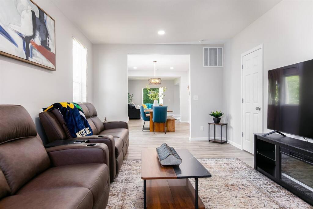 Victory Villa - 5 BR 5 Min From CampusND Living view 3