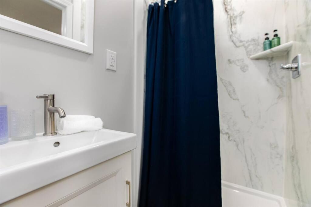 Victory Villa - 5 BR 5 Min From CampusND Living view 5