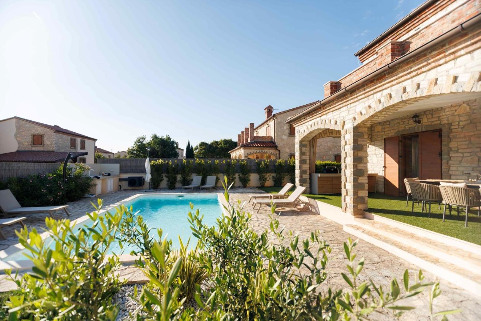 Villa del Lago with heated pool view 4