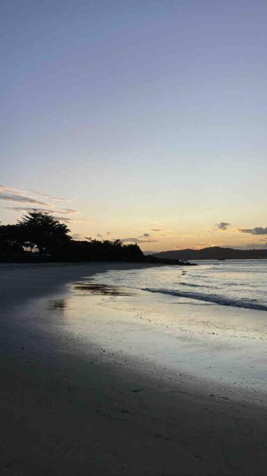 Apartamento de 2 quartos na frente da praia de Canajurê