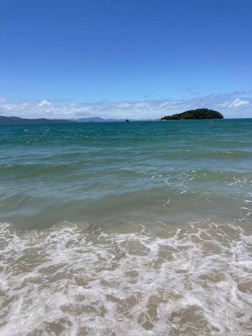 Apartamento de 2 quartos na frente da praia de Canajurê