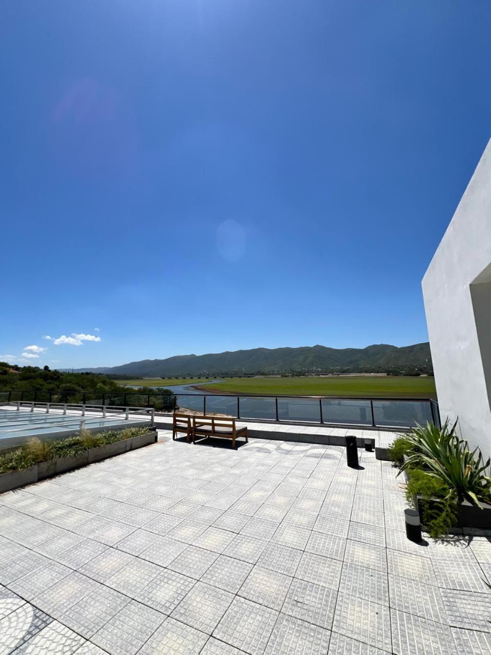 departamento complejo Veneto Village con vista al lago