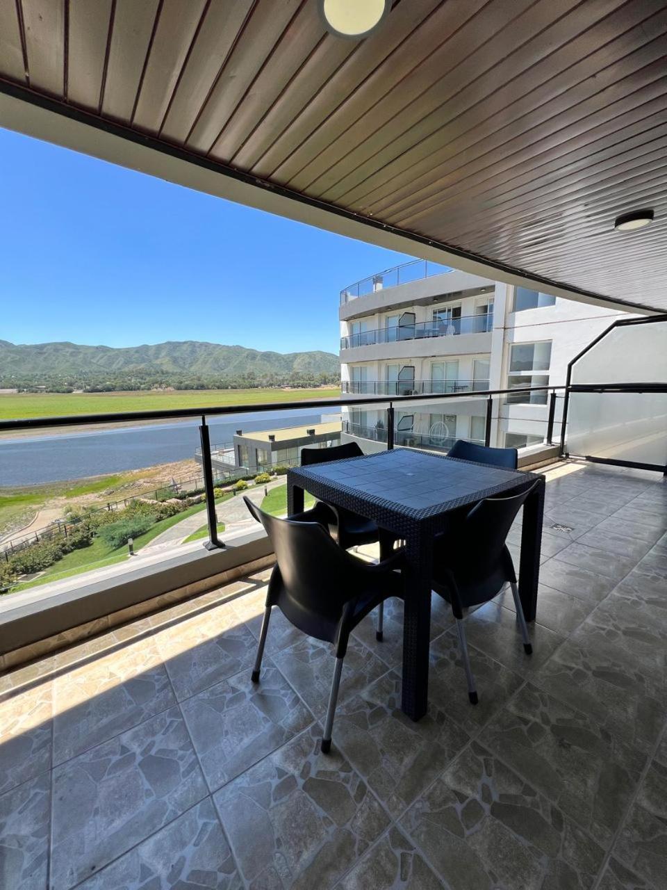 departamento complejo Veneto Village con vista al lago