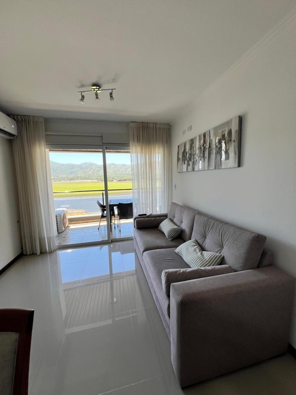 departamento complejo Veneto Village con vista al lago