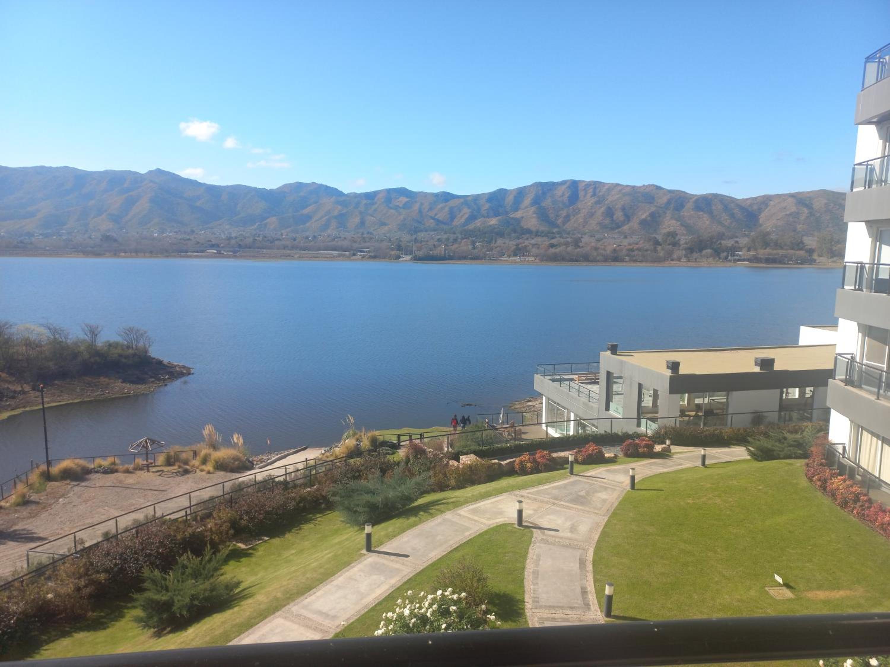 departamento complejo Veneto Village con vista al lago