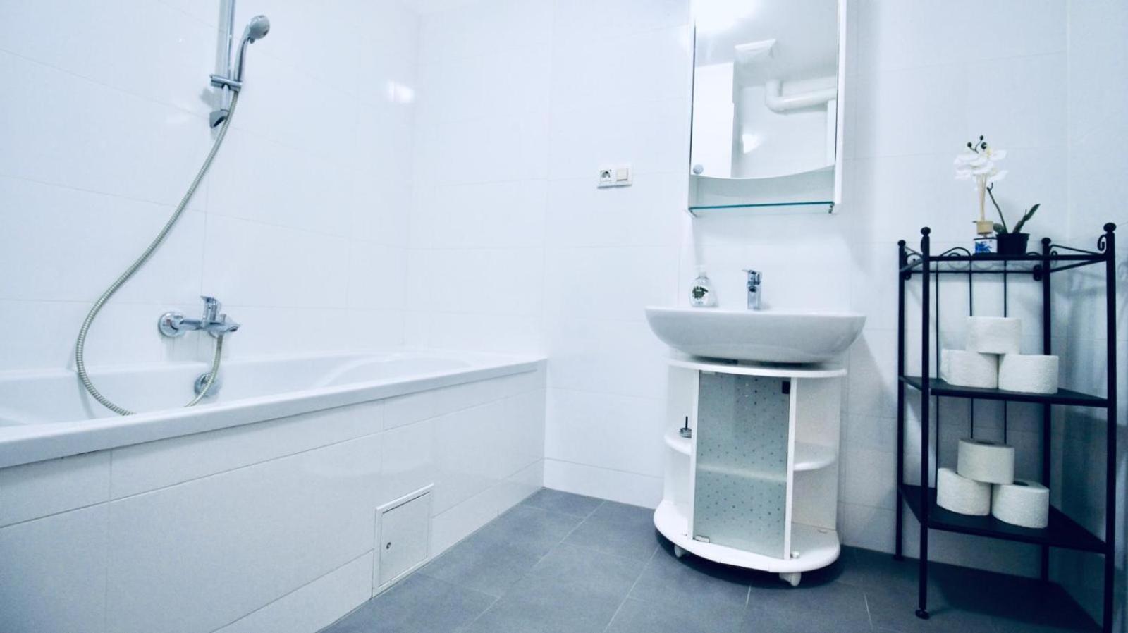 6 min to Amusement Park - Economy Rooms in Shared Apartment