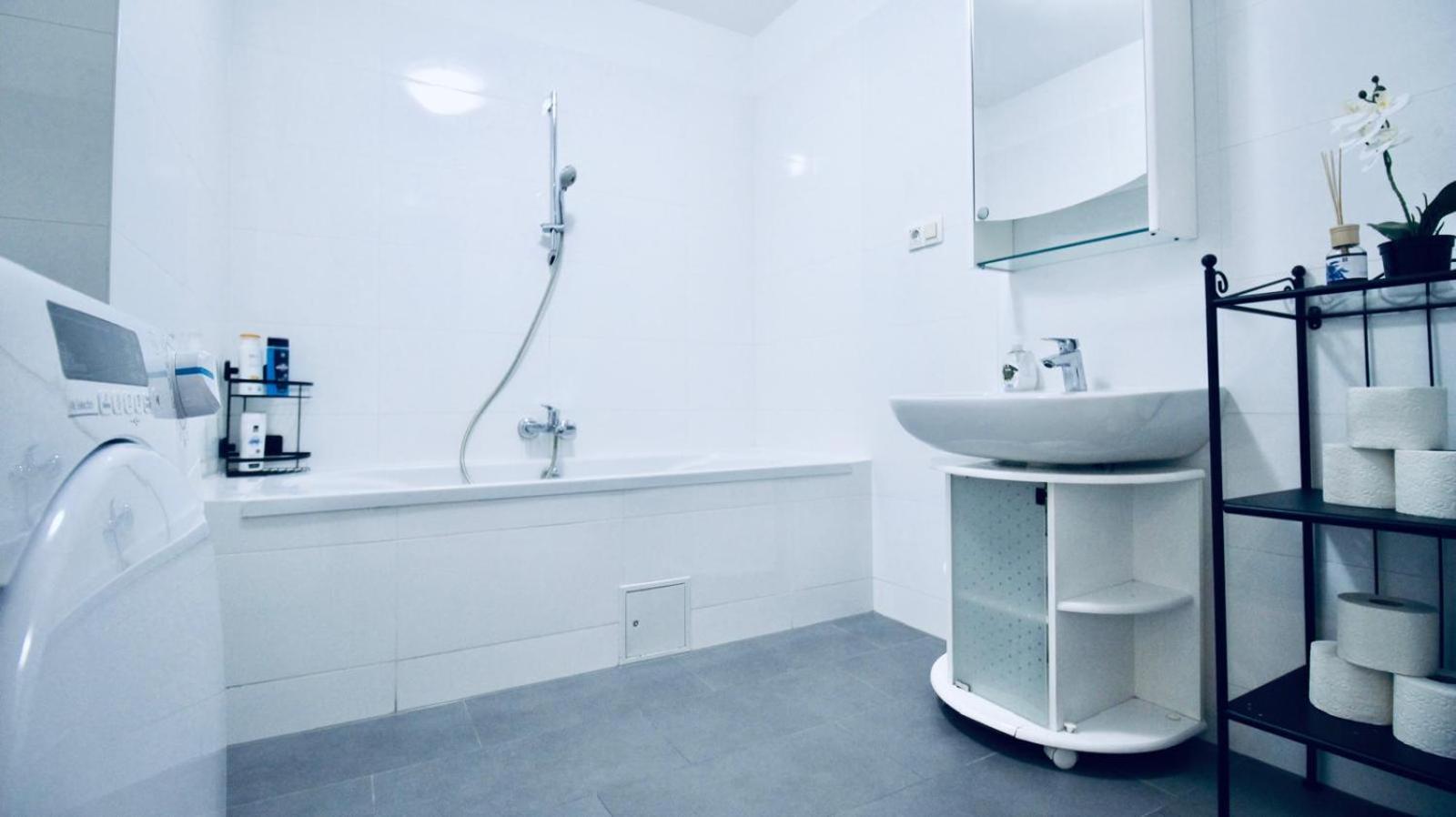 6 min to Amusement Park - Economy Rooms in Shared Apartment