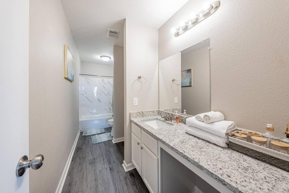 7862 Cozy 3BR Air Hockey downtown holiday home view 3