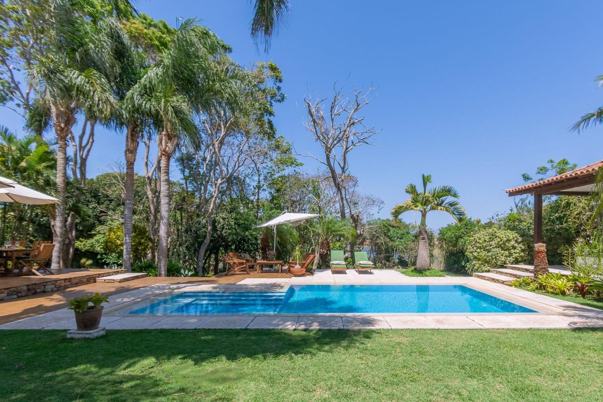 Área gourmet, piscina e garagem perto da praia