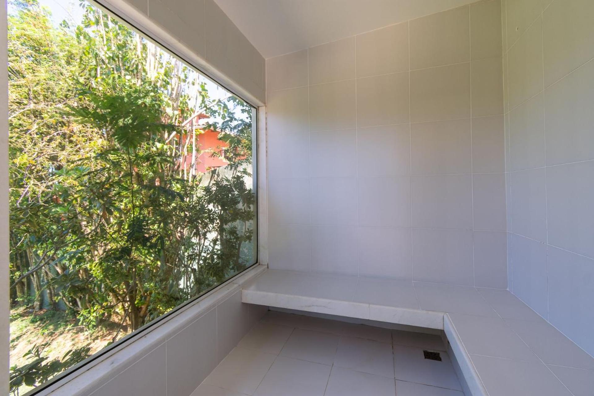Área gourmet, piscina e garagem perto da praia