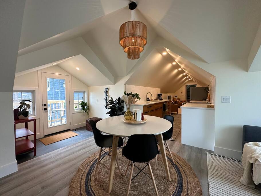 Heritage-Inspired Guesthouse - Luxe Bath & Elegant Ceilings
