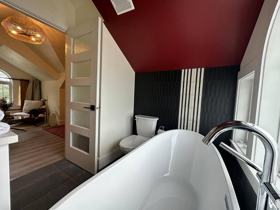 Heritage-Inspired Guesthouse - Luxe Bath & Elegant Ceilings