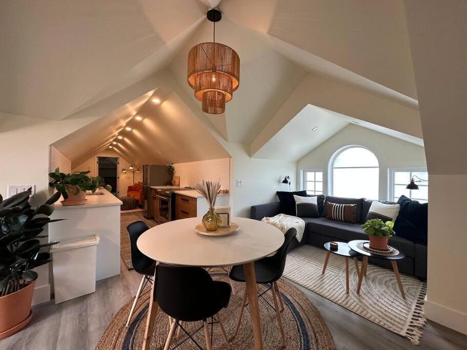 Heritage-Inspired Guesthouse - Luxe Bath & Elegant Ceilings