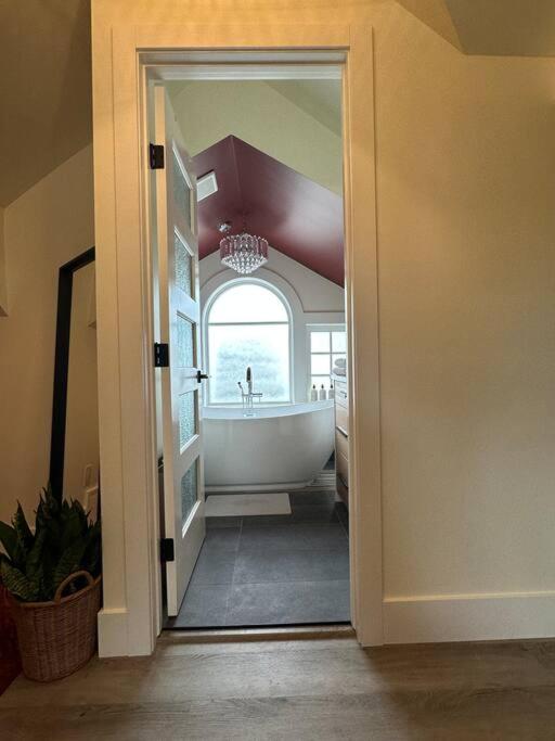 Heritage-Inspired Guesthouse - Luxe Bath & Elegant Ceilings
