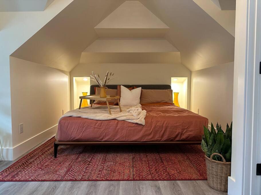 Heritage-Inspired Guesthouse - Luxe Bath & Elegant Ceilings