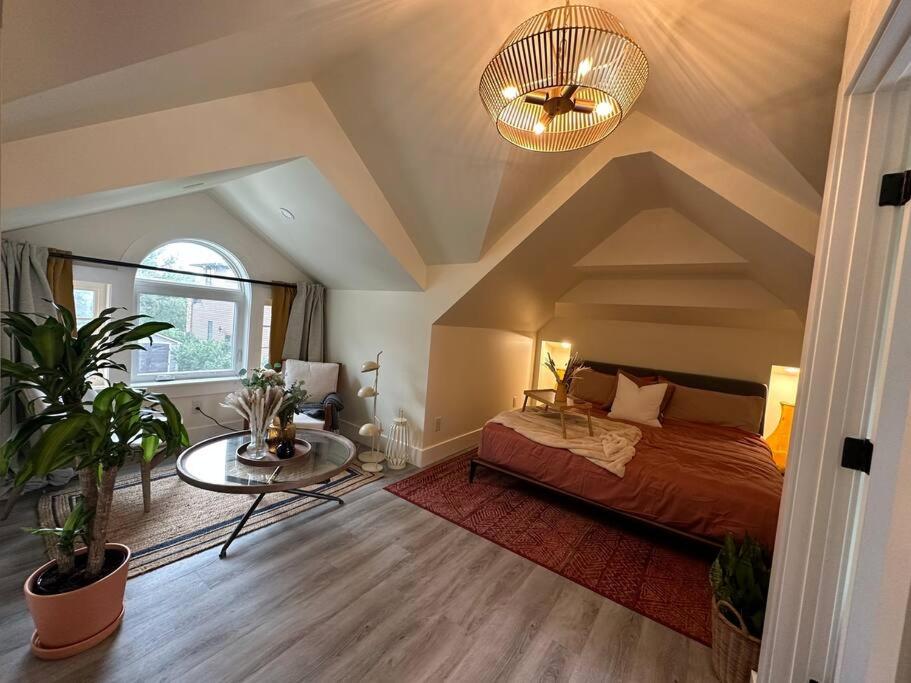 Heritage-Inspired Guesthouse - Luxe Bath & Elegant Ceilings