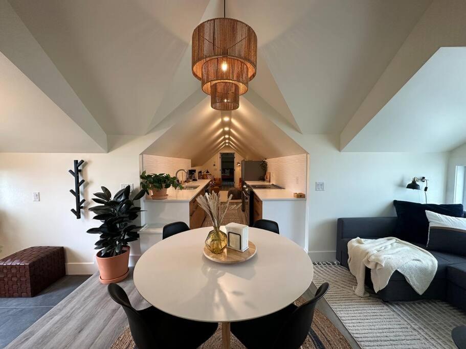 Heritage-Inspired Guesthouse - Luxe Bath & Elegant Ceilings