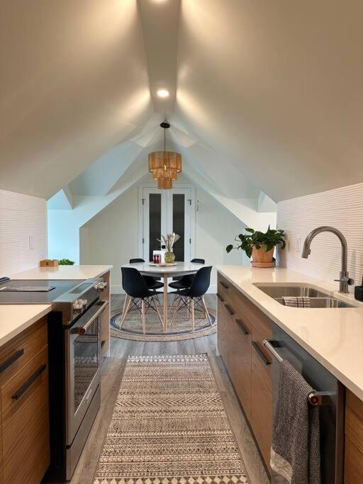 Heritage-Inspired Guesthouse - Luxe Bath & Elegant Ceilings
