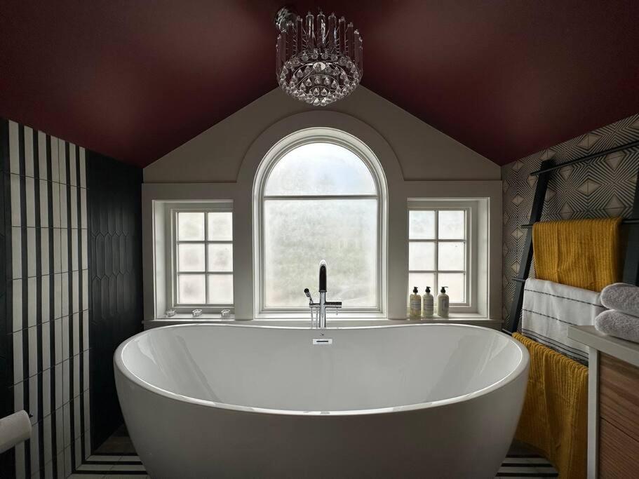 Heritage-Inspired Guesthouse - Luxe Bath & Elegant Ceilings