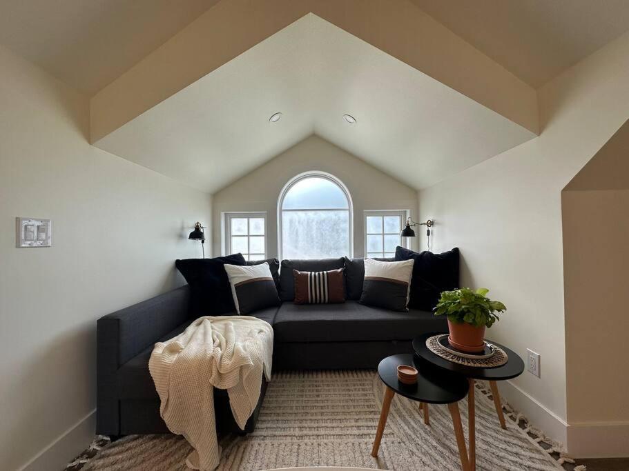 Heritage-Inspired Guesthouse - Luxe Bath & Elegant Ceilings