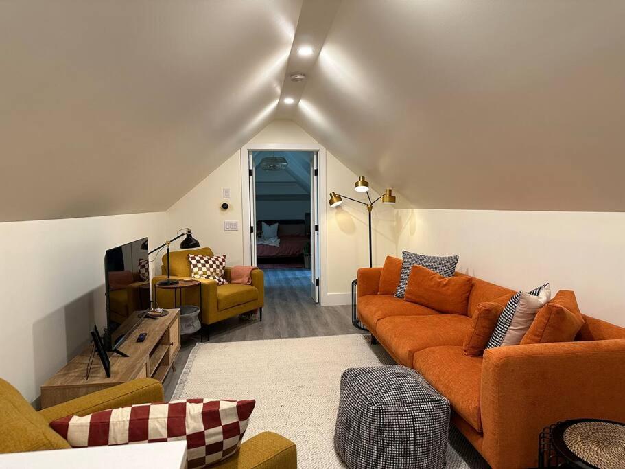 Heritage-Inspired Guesthouse - Luxe Bath & Elegant Ceilings