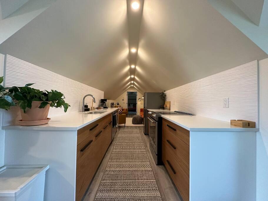 Heritage-Inspired Guesthouse - Luxe Bath & Elegant Ceilings