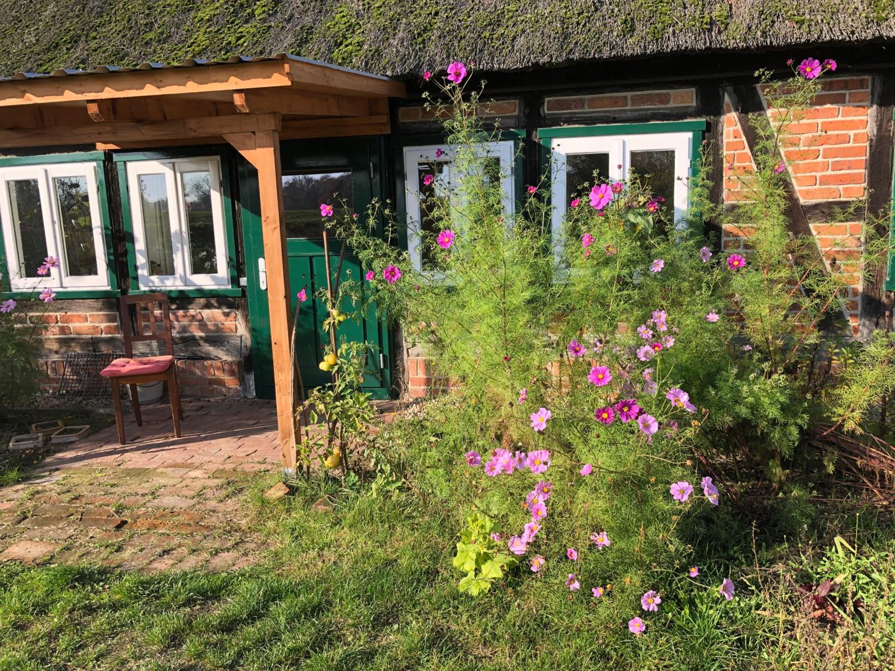 Haus an Fluss und See