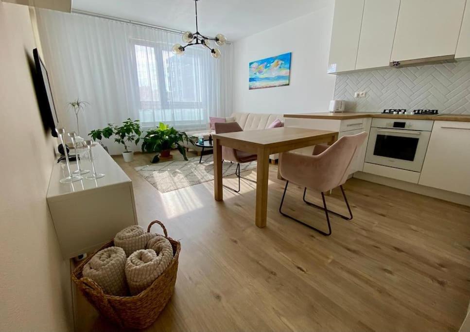 Bratislava, LUCAO Family Apartment, Balcony, Free Parking, Aircondition, 8km Old Town view 3
