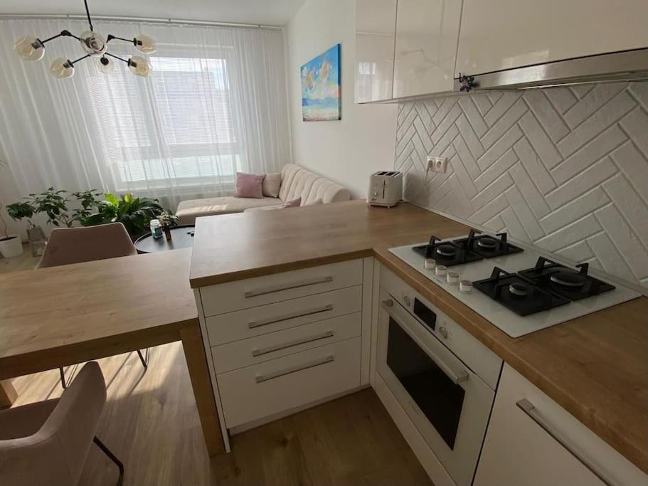 Bratislava, LUCAO Family Apartment, Balcony, Free Parking, Aircondition, 8km Old Town view 4