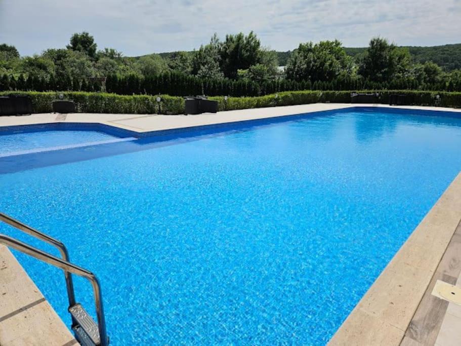 Azur Properties ap19