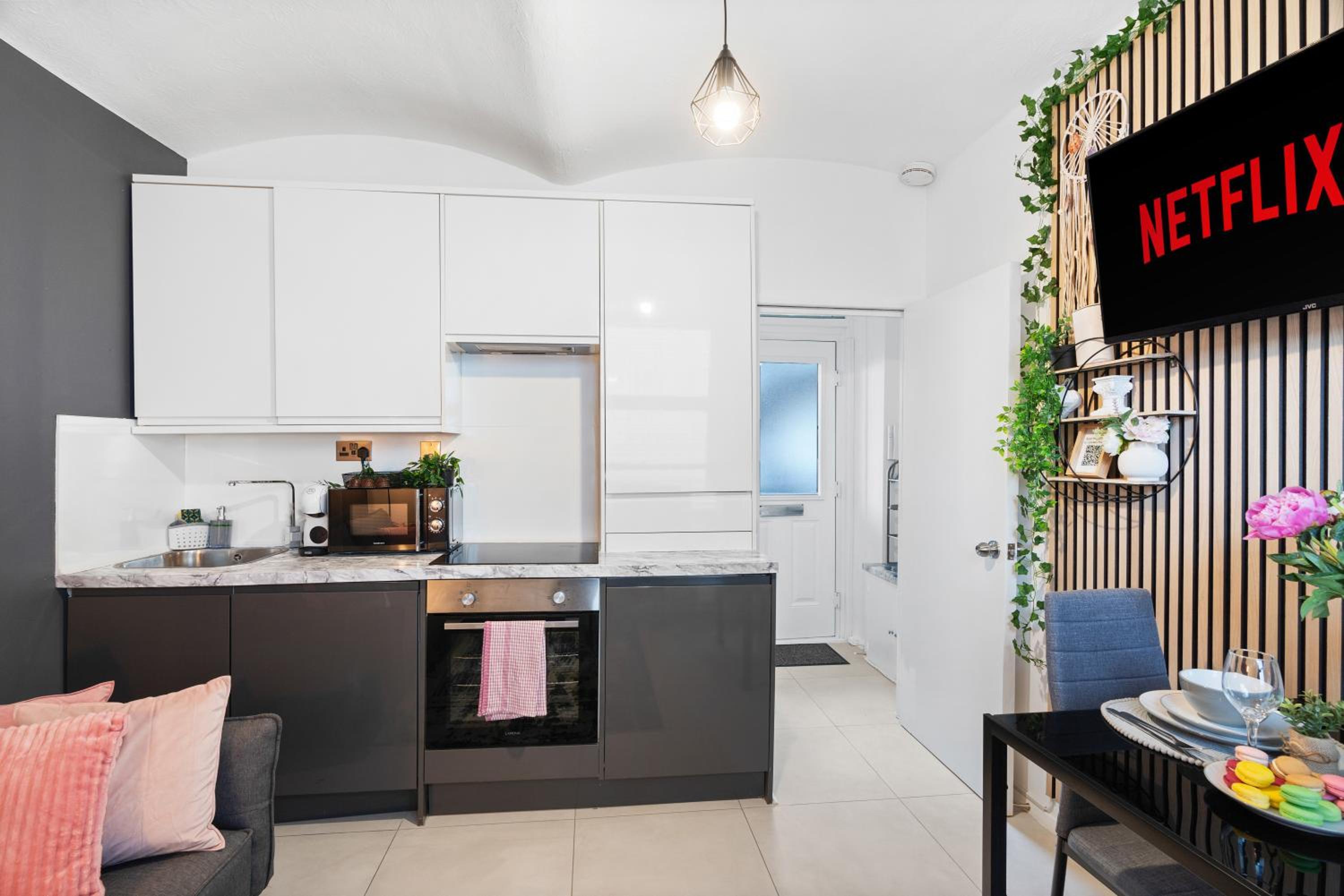 Brighton Apartment, Walk to Cafés, Beach & The Lanes, Parking Available view 4